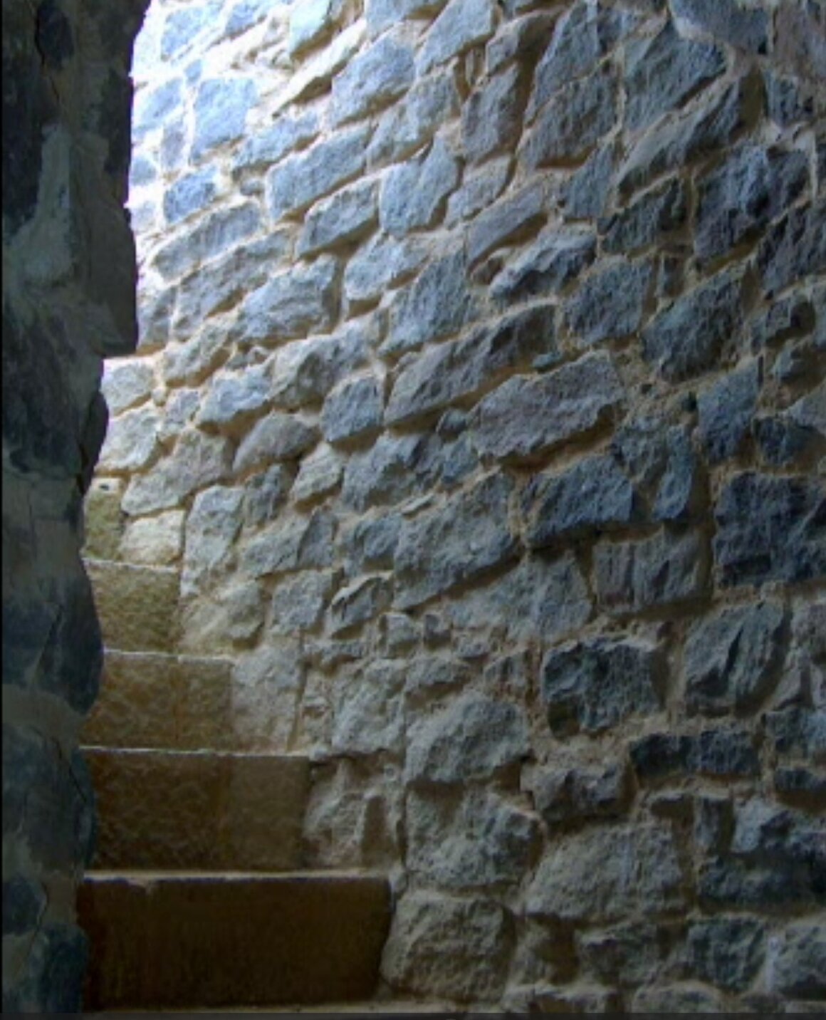 Porte ouverte baignée de lumière, symbole d’ouverture